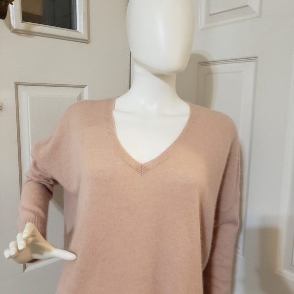 Minnie Rose Size XS Elegant Women's V-Neck Sweater in Soft Pink - Picture 5 of 8